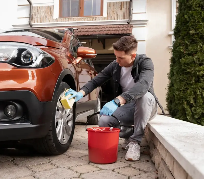 Lavage auto à domicile Bort-les-Orgues : professionnel intervenant sur un véhicule